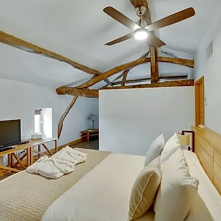 Bed & Breakfast Logis De Valandraud 5*