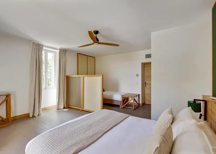 Alojamento de Acomodação e Pequeno-almoço Logis De Valandraud 5*